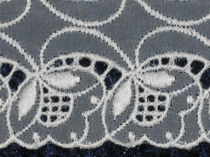Vit organza broderispets 67 mm