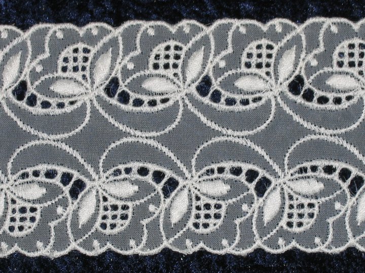 Vit organza broderispets 67 mm