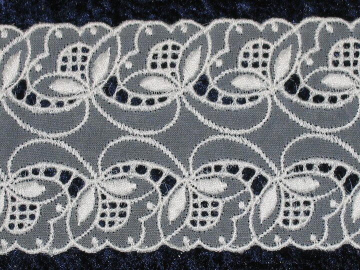 Vit organza broderispets 67 mm