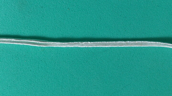 Vitt soutacheband 2 mm