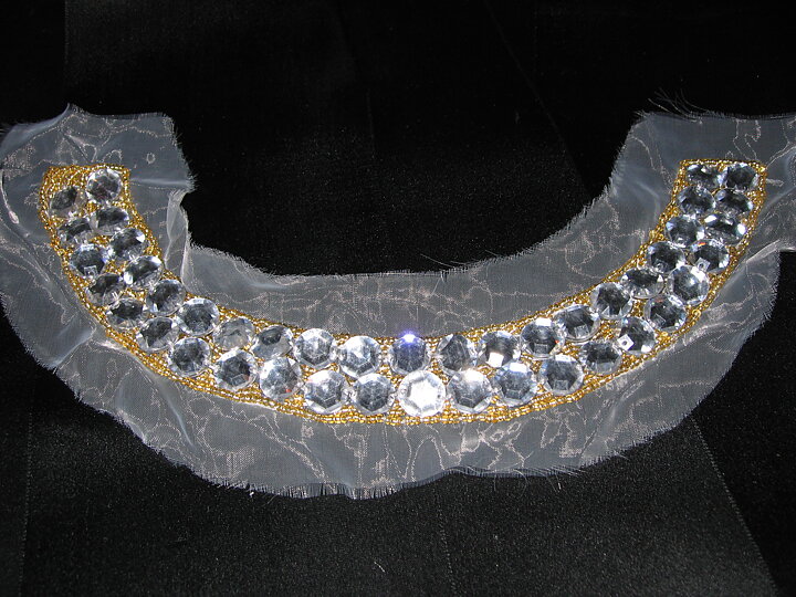 Vit halsapplikation (150 x 290 mm)