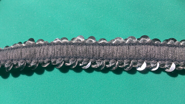 Silverfärgat paljett-stretchband 20 mm