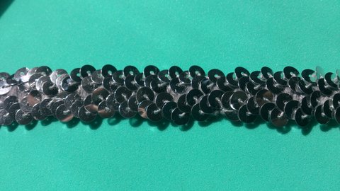 Silverfärgat paljett-stretchband 20 mm