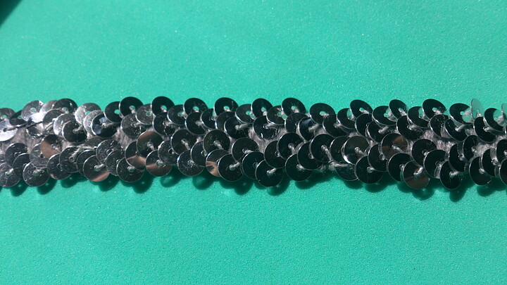 Silverfärgat paljett-stretchband 20 mm