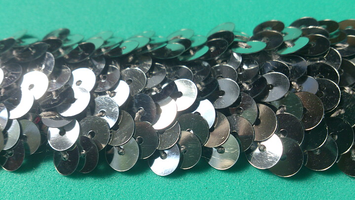 Silverfärgat paljett-stretchband 30 mm