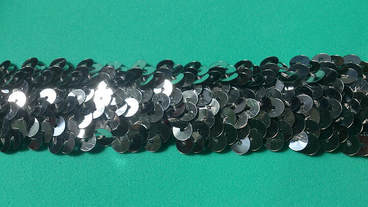 Silverfärgat paljett-stretchband 30 mm