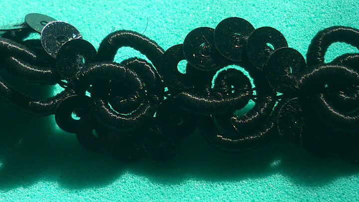 Svart band med paljetter 12 mm
