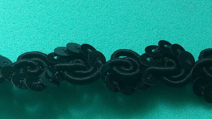 Svart band med paljetter 12 mm