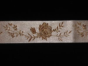 Vitt/Guldblommigt jaquardband 28 mm