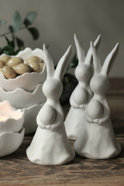 Rabbit - Hare with egg - Easter decoration - White - Ceramic - 16 cm - 2