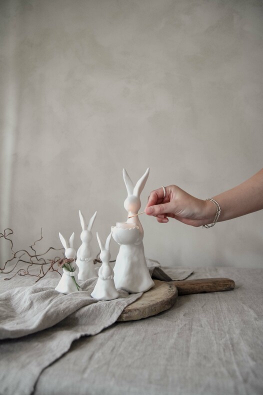 Rabbit - Hare with egg - Easter decoration - White - Ceramic - 12 cm - 7