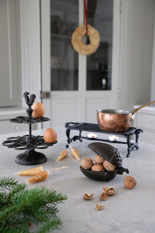 Egg holder - Egg rack - Cast iron - 23.5x18 cm - 3