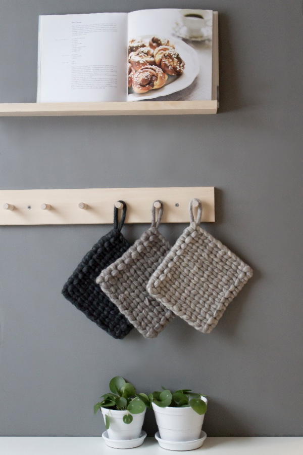 KNOB RAIL/HANGER/CLOTHES HANGER WOOD - 61 CM - 6