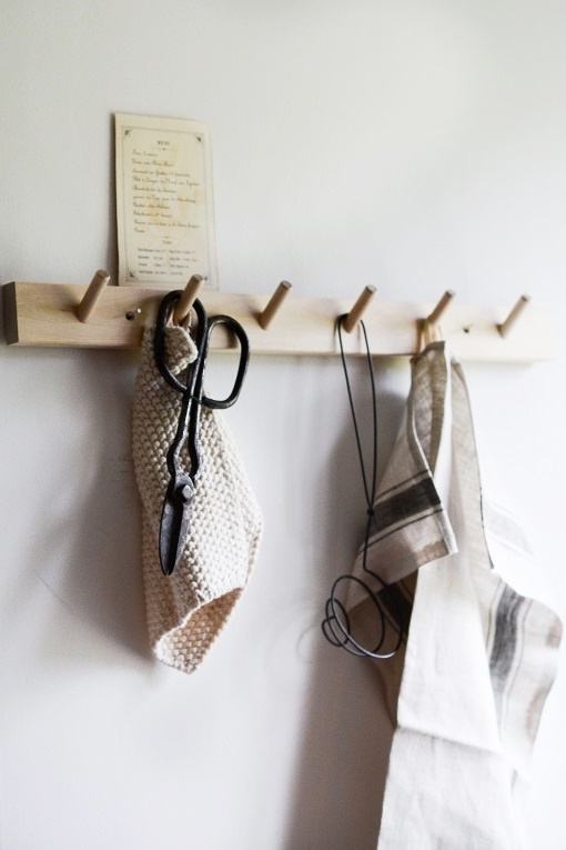KNOB RAIL/HANGER/CLOTHES HANGER WOOD - 61 CM - 5