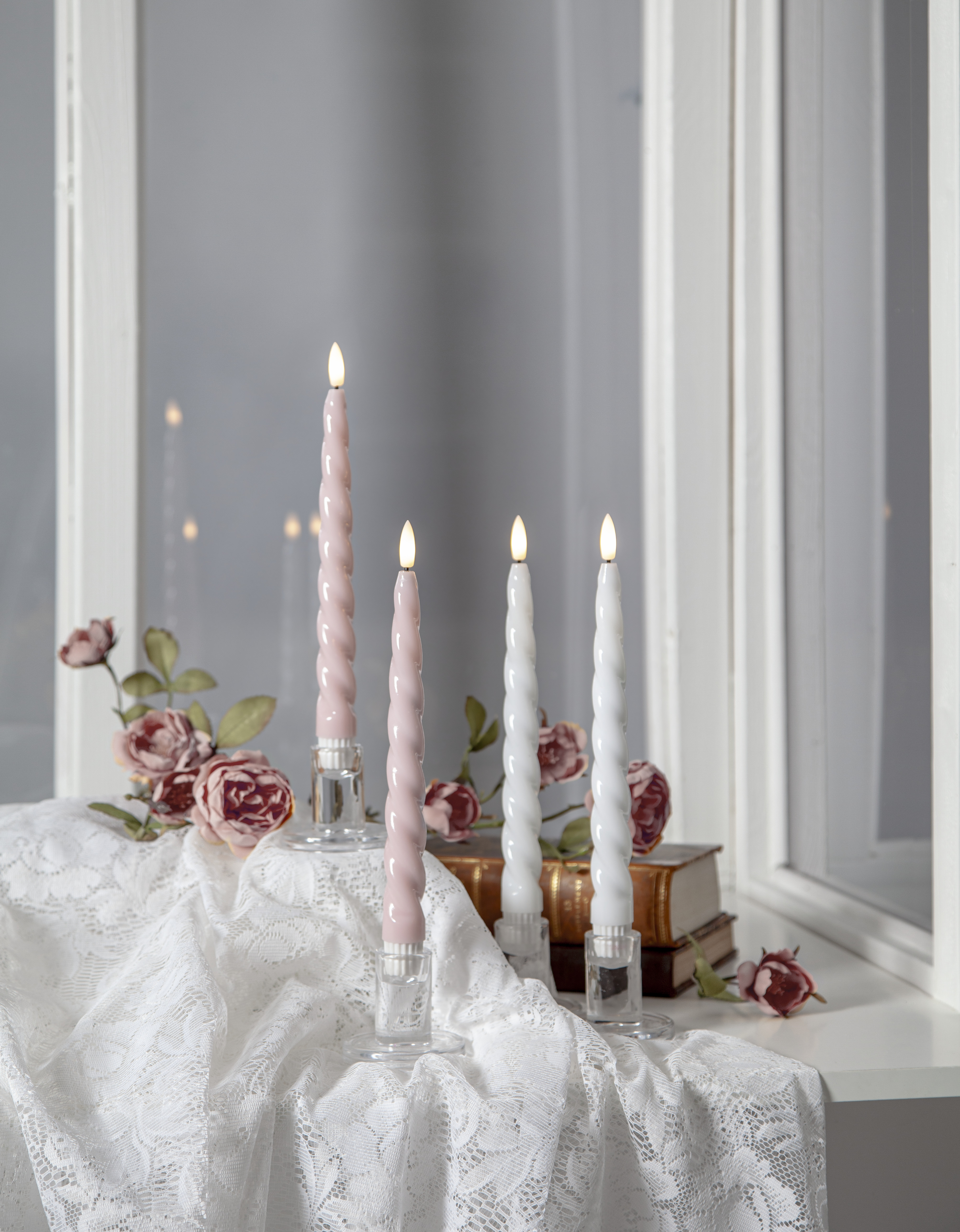 Battery-powered candle - Antique candle/crown candle with natural-looking flame - 2-pack - White Glossy - 4