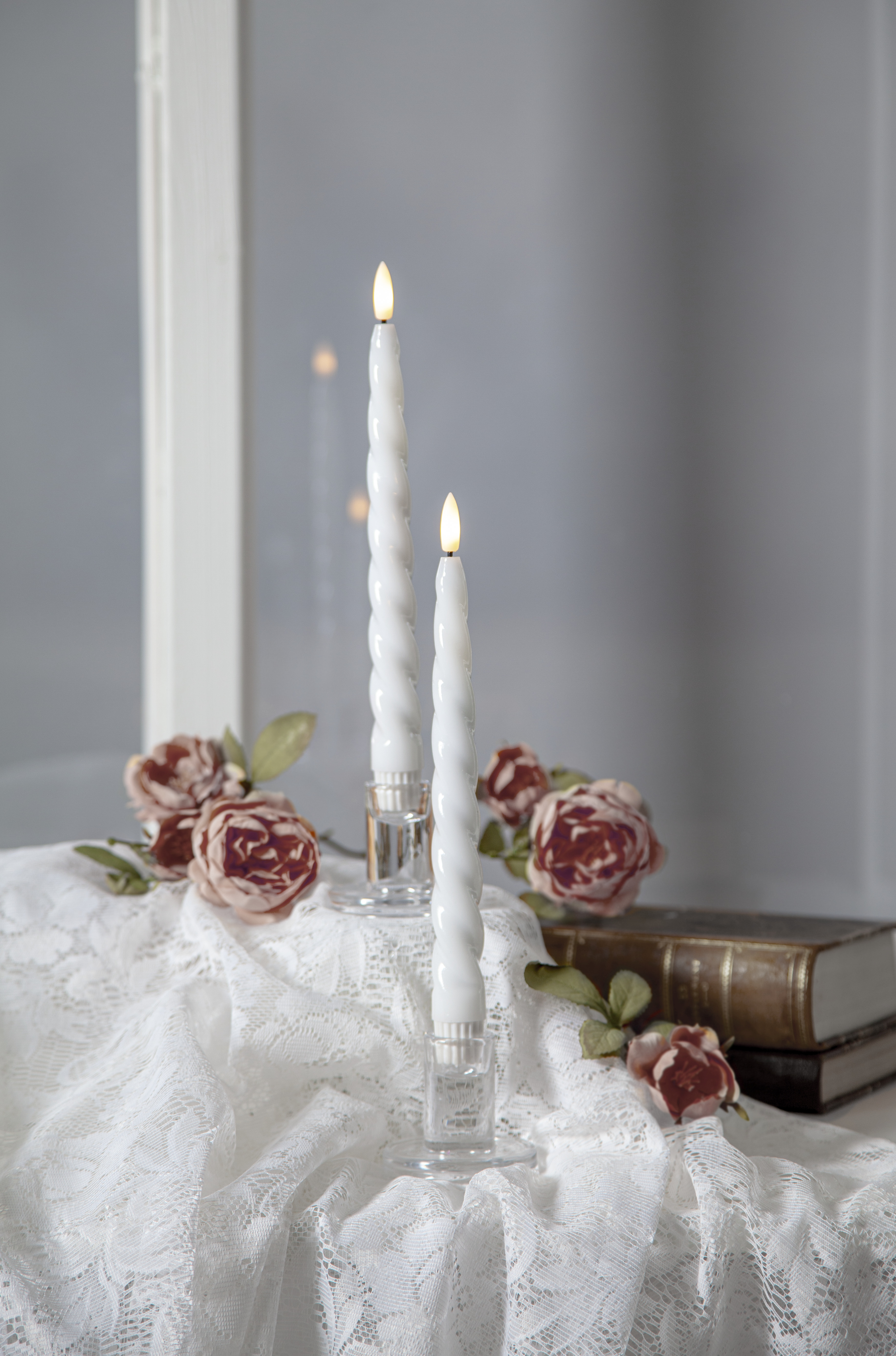 Battery-powered candle - Antique candle/crown candle with natural-looking flame - 2-pack - White Glossy - 2
