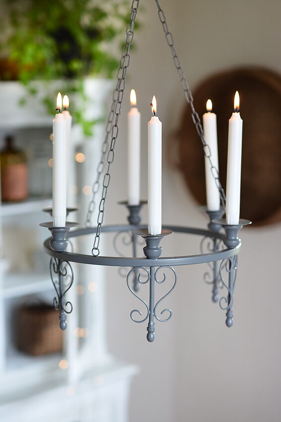 Ljuskrona i shabby chic stil med levande ljus