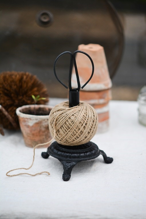 CORD HOLDER - CAST IRON THREAD HOLDER WITH SCISSORS