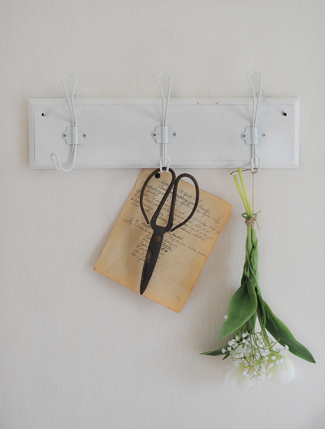 CLOTHES HANGER/KNOB RAIL/HANGER WOOD WHITE 45 CM