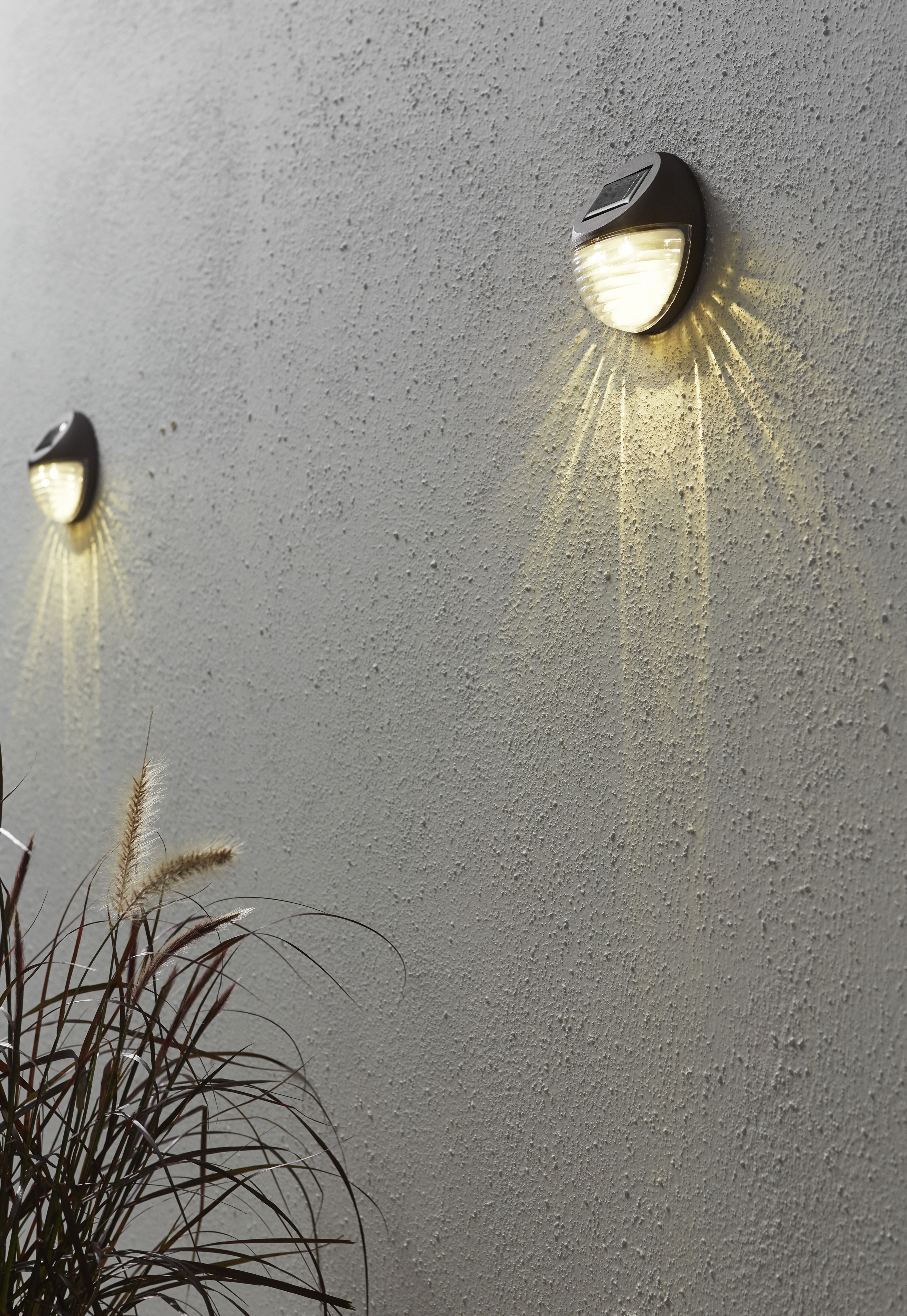 Solar-powered wall lanterns, pack of 3 - 4