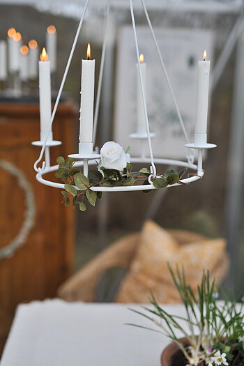 Ljuskrona i shabby chic stil med levande ljus
