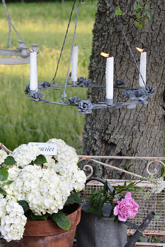 Ljuskrona i shabby chic stil med levande ljus