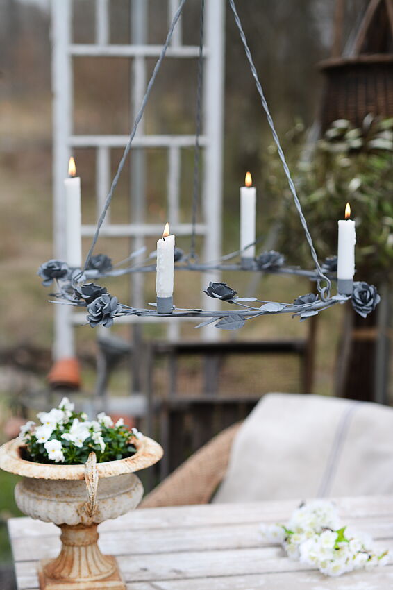 Ljuskrona i shabby chic stil med levande ljus