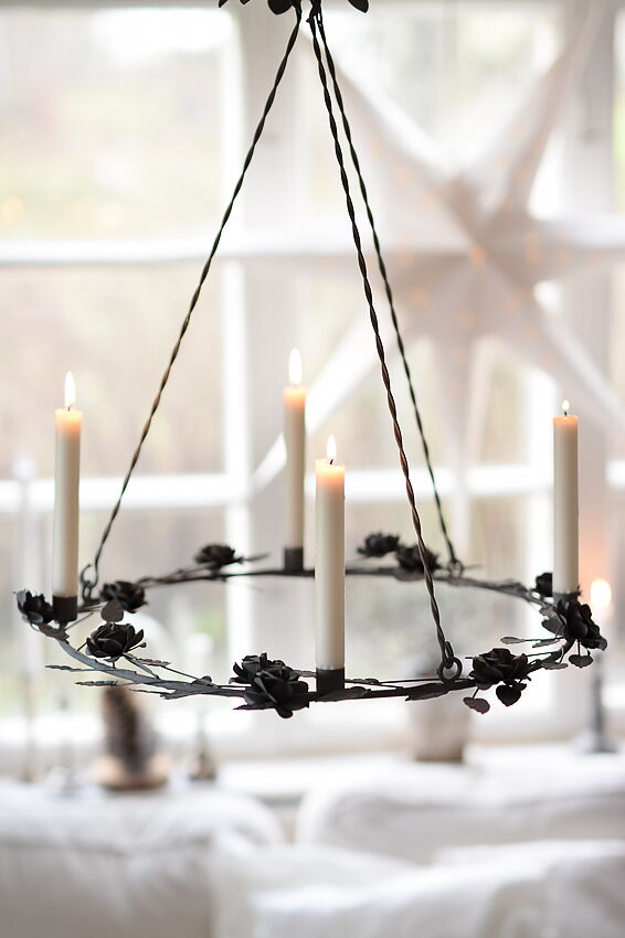 Ljuskrona i shabby chic stil med levande ljus