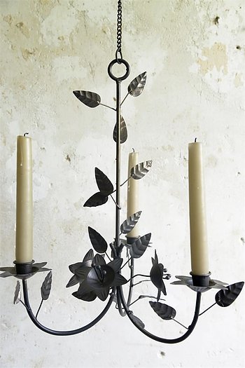 Ljuskrona i shabby chic stil med levande ljus