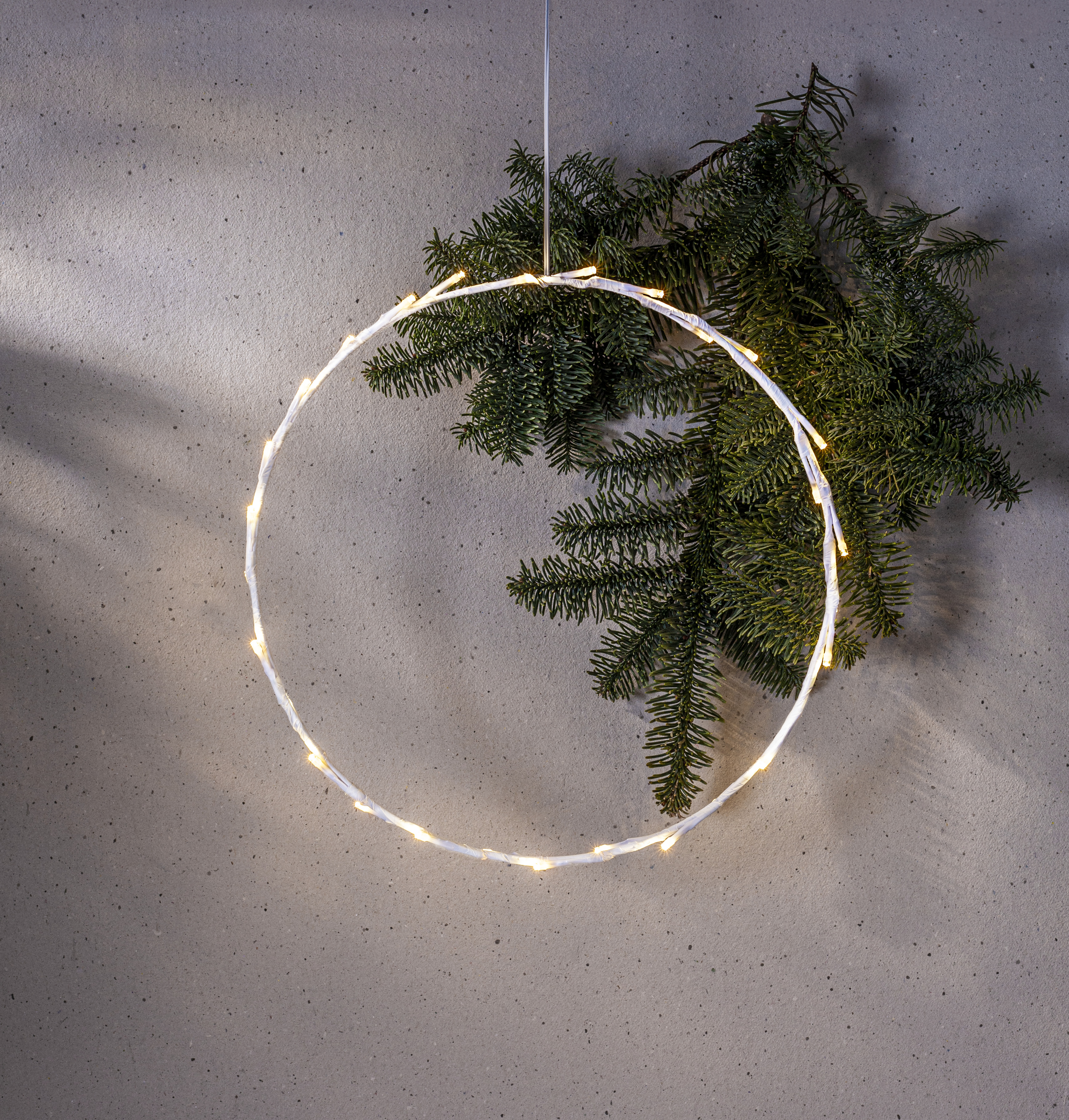 Wreath with light chain - White - 35x35 cm - Battery operated - 9