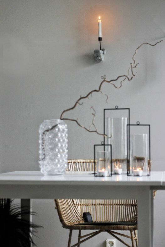 Hand with candlestick - Upwards - 2