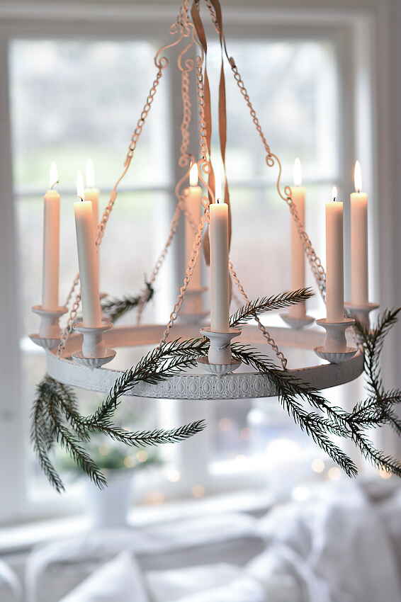 Ljuskrona i shabby chic stil med levande ljus