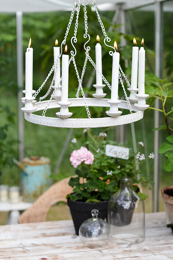 Ljuskrona i shabby chic stil med levande ljus