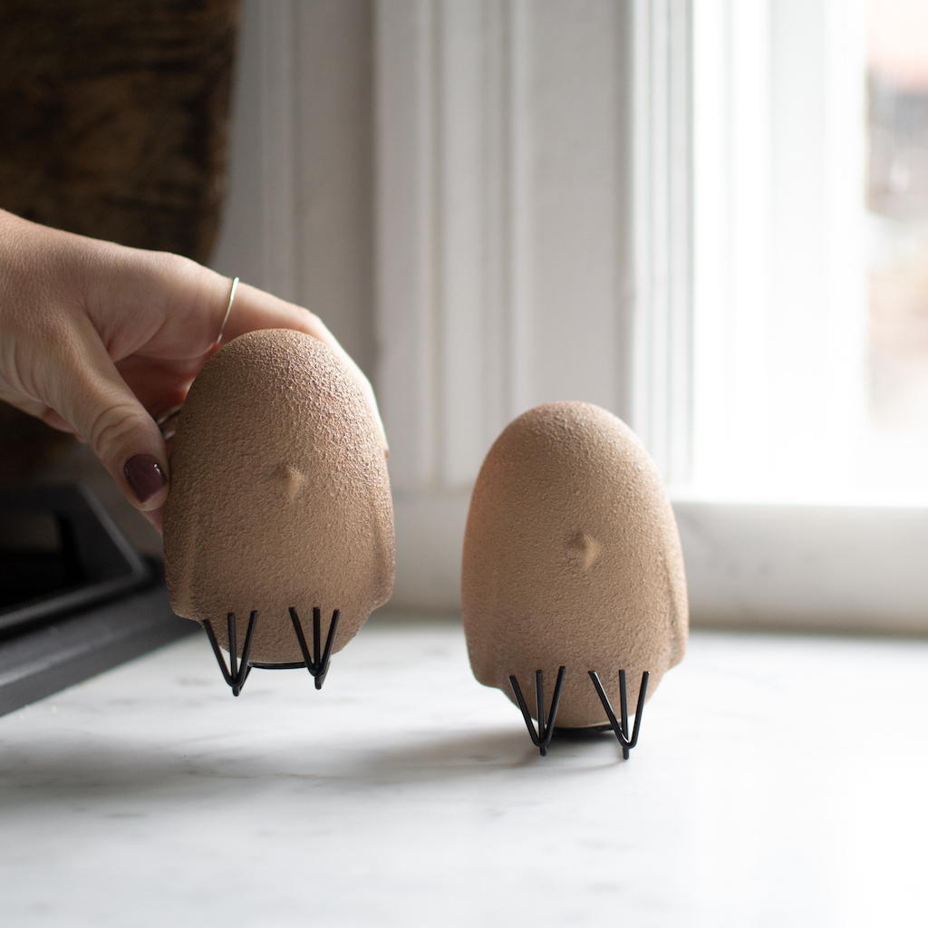 Sit Around - Sitting chicken - Sand - Ceramic - 10 cm - 4