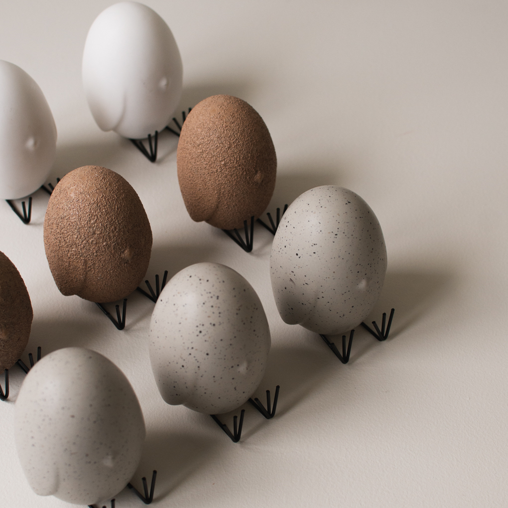 Sit Around - Sitting chicken - Sand - Ceramic - 10 cm - 8