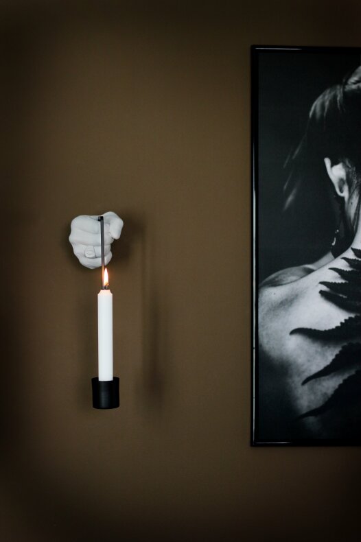 Hand with candlestick - Downwards - 5