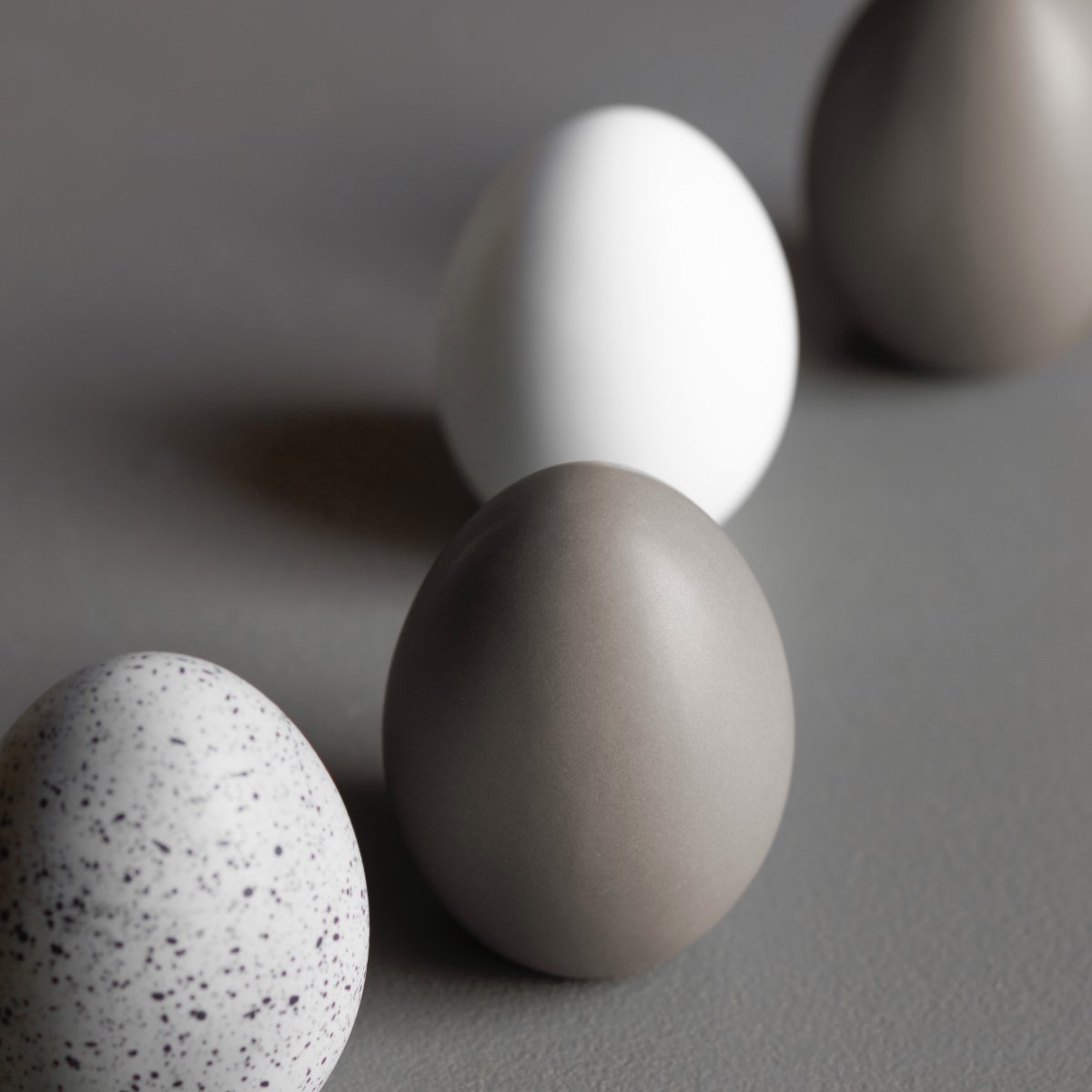 Standing Egg - Ägg - Dekoration - Grå/Prickig - Keramik - 8 cm - 12