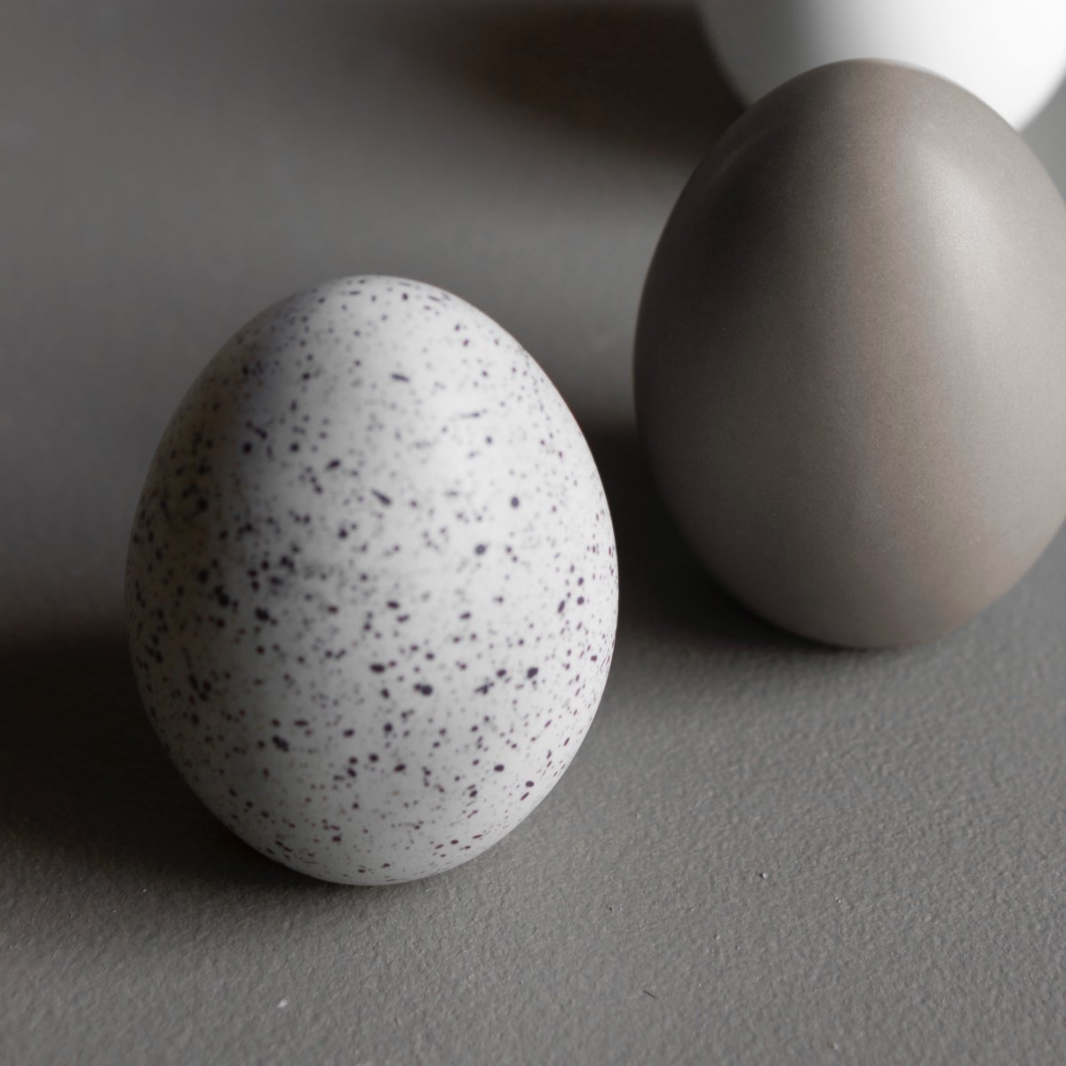 Standing Egg - Ägg - Dekoration - Grå/Prickig - Keramik - 8 cm - 5