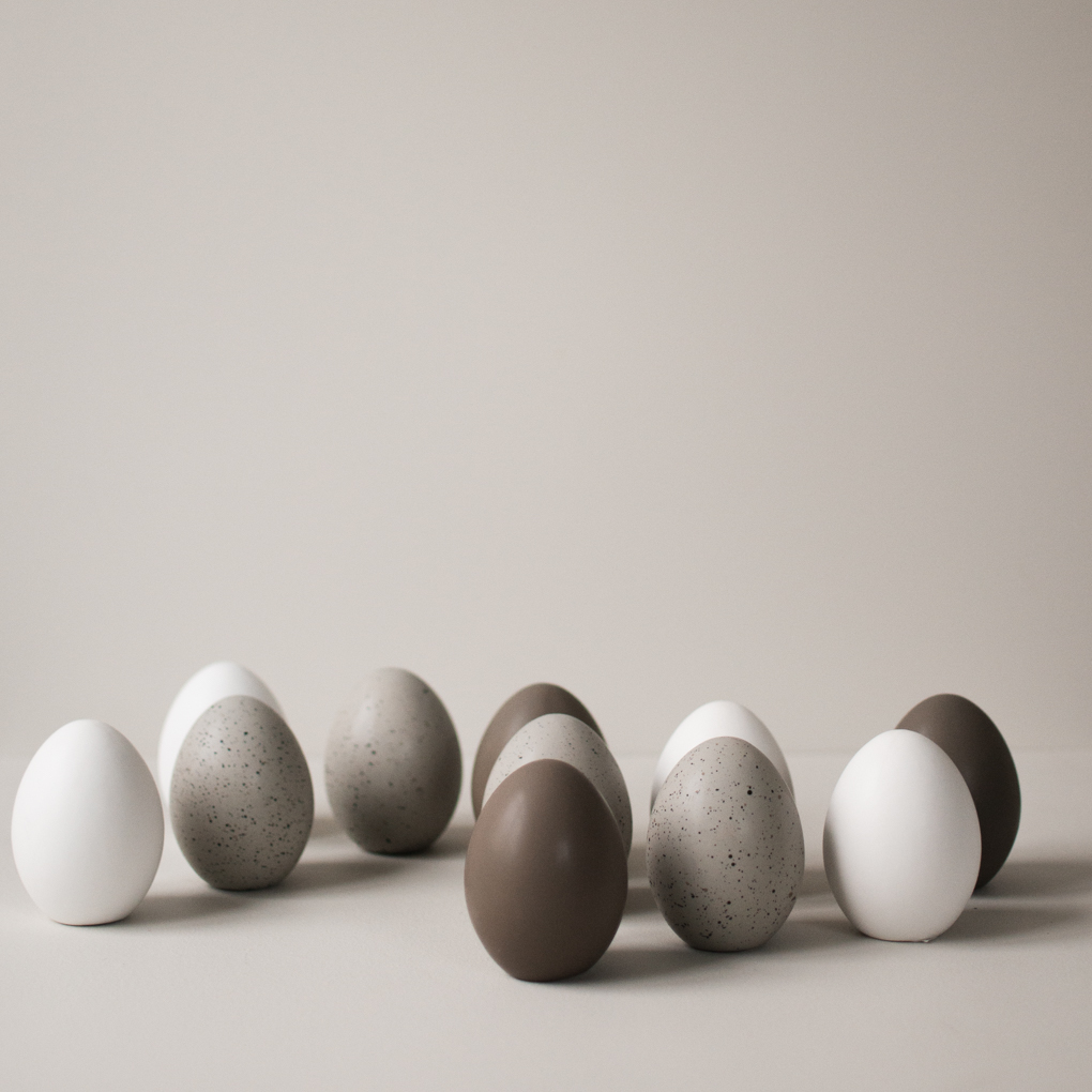 Standing Egg - Ägg - Dekoration - Grå/Prickig - Keramik - 8 cm - 11