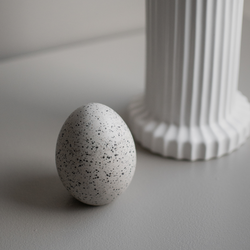 Standing Egg - Ägg - Dekoration - Grå/Prickig - Keramik - 8 cm - 9