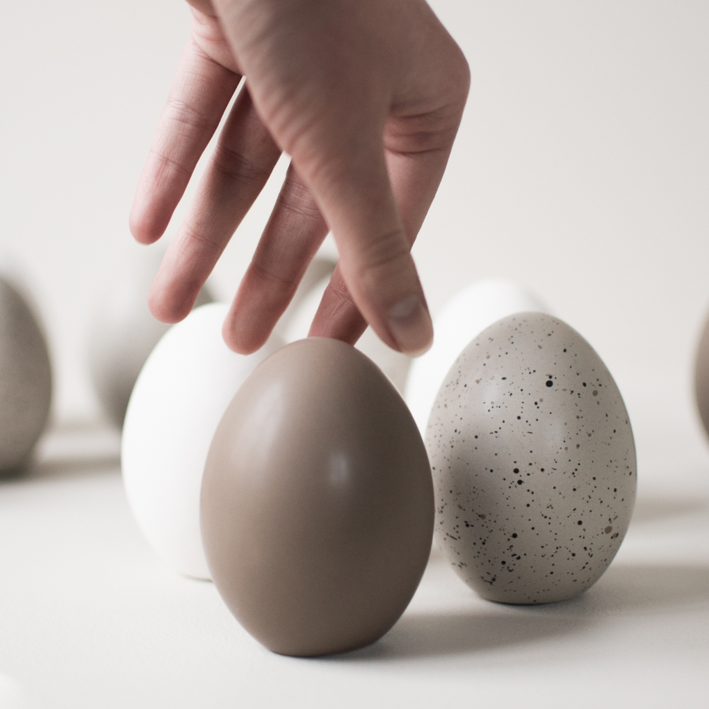 Standing Egg - Ägg - Dekoration - Grå/Prickig - Keramik - 8 cm - 13