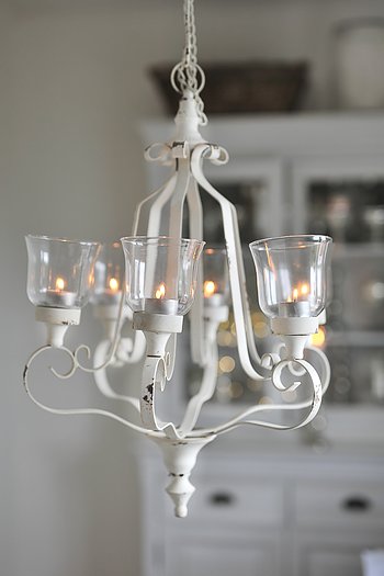 Ljuskrona i shabby chic stil med levande ljus