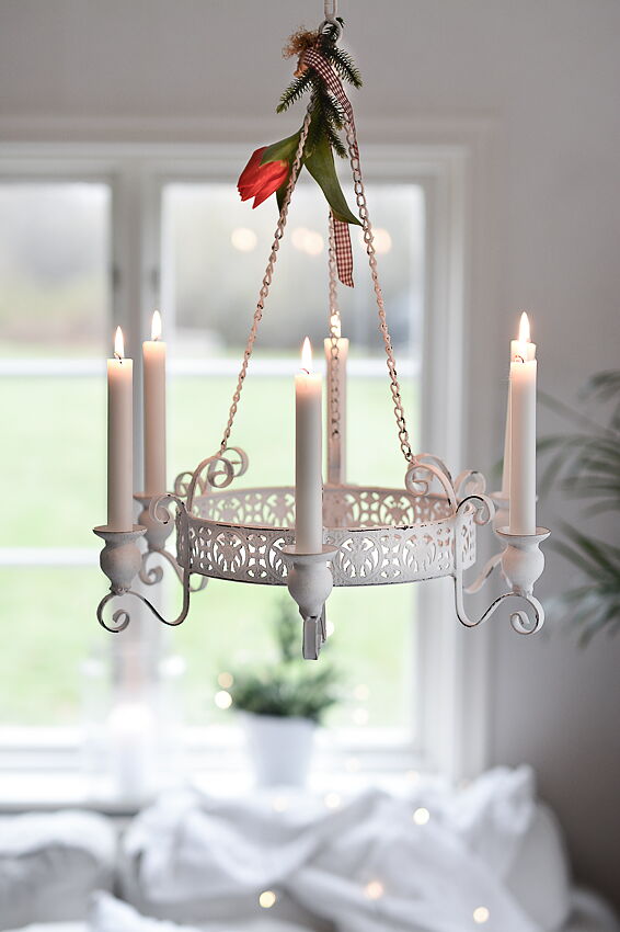 Ljuskrona i shabby chic stil med levande ljus
