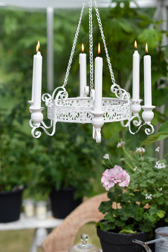 Ljuskrona i shabby chic stil med levande ljus
