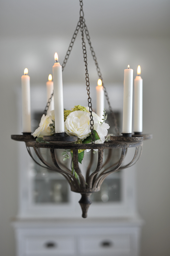 Ljuskrona i shabby chic stil med levande ljus