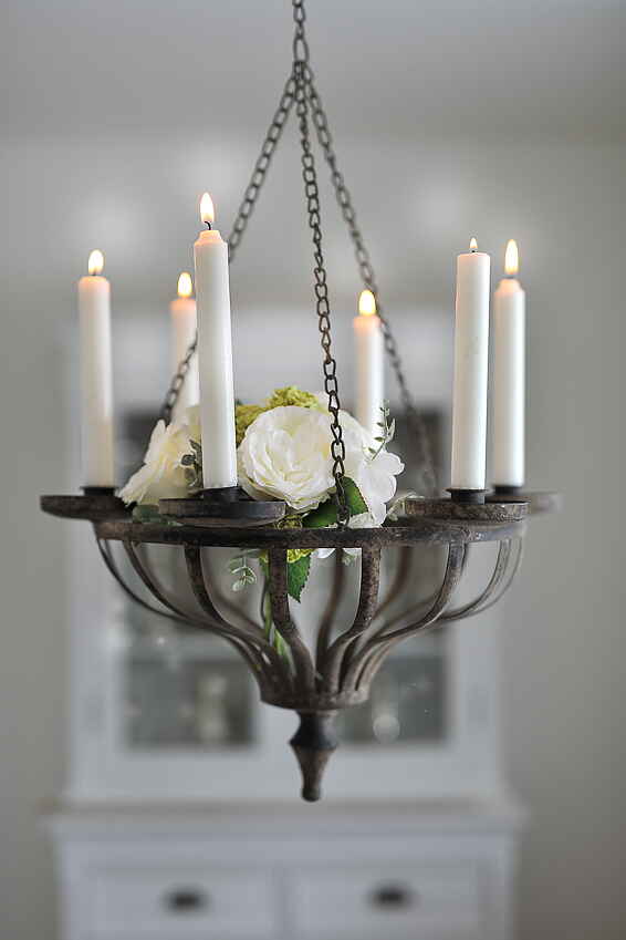 Ljuskrona i shabby chic stil med levande ljus