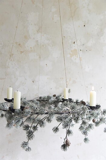 Ljuskrona i shabby chic stil med levande ljus