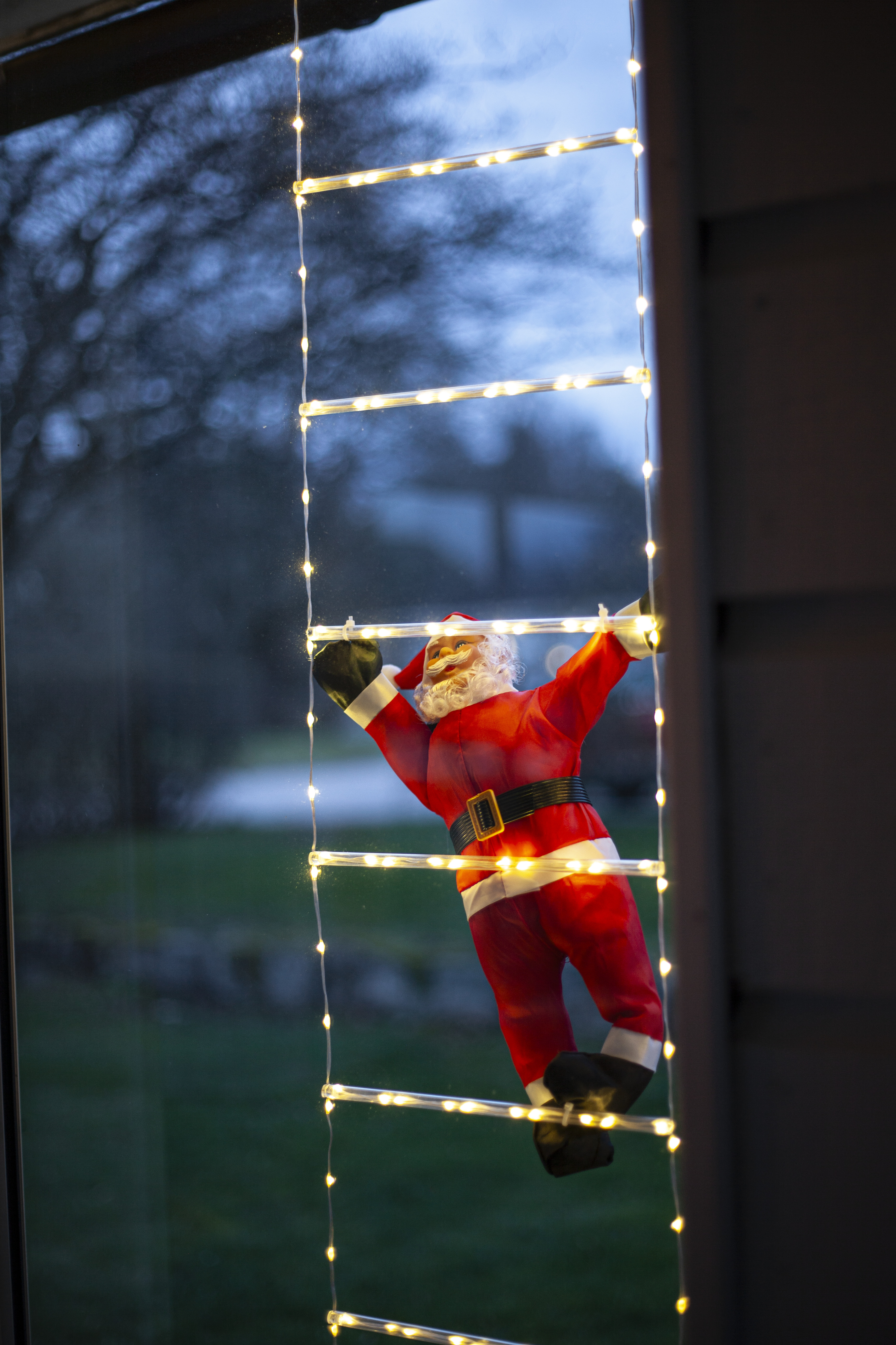 Batteridriven Siluett - Tomte på stege - Ljusslinga - Utomhus - 200x26 cm - 3