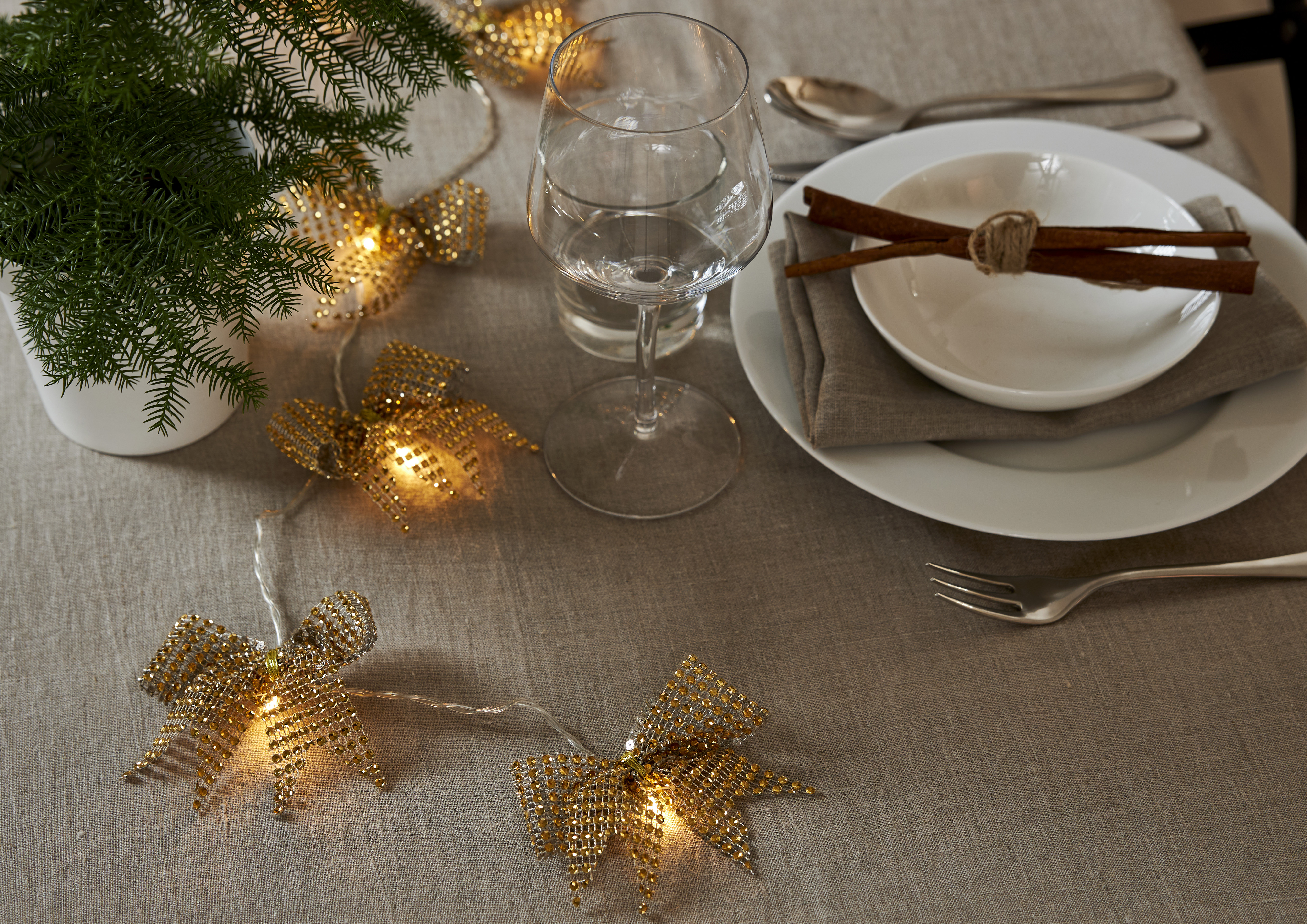 Light chain with rosettes - Gold - Battery-powered with timer - 225 cm - 5