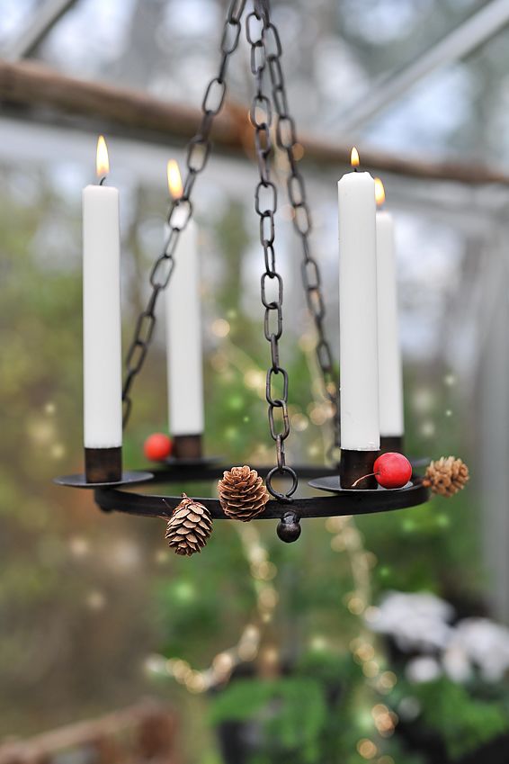 Ljuskrona i shabby chic stil med levande ljus